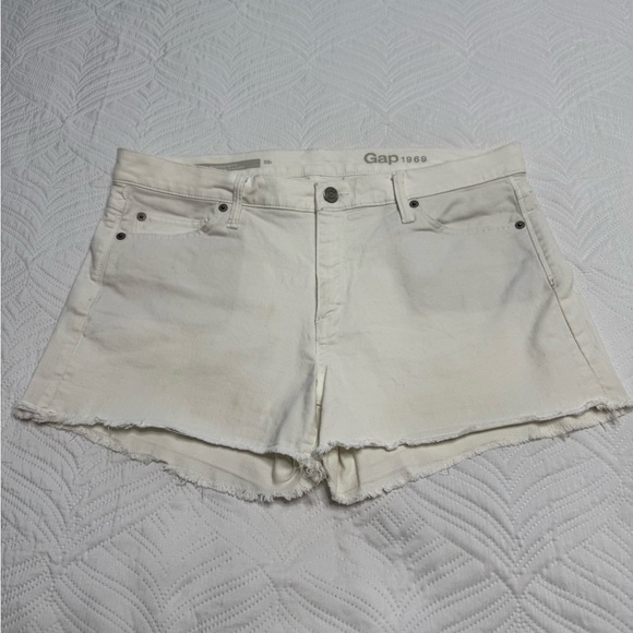 GAP 1969 Women’s White Stretch Denim Cut Off Shorts. Size 30R - Picture 1 of 5